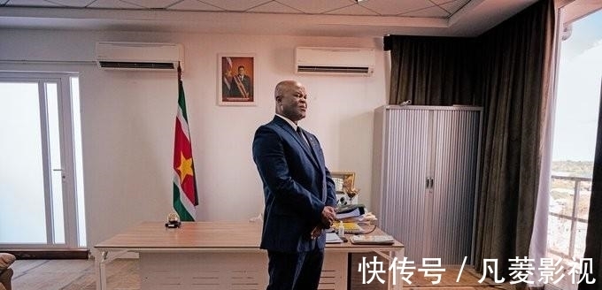 球员|自肥可耻但很有用!苏里南副总统60岁正选披甲,赛后更向对手发钱