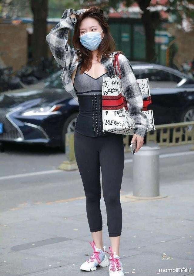 清新的瑜伽裤装扮低调不失高贵，秀出阳光的气质，气质不凡