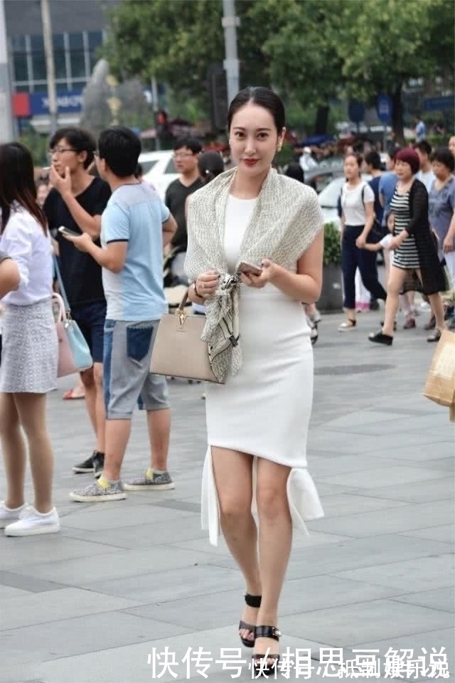 街拍|路人街拍,小姐姐整套黑裙搭配白色丝袜,看起来十分文雅