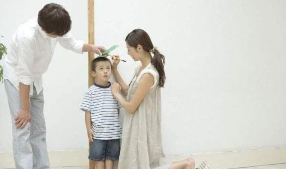 长高|孩子是长得矮还是长个晚？父母从这几点就可以判断出来