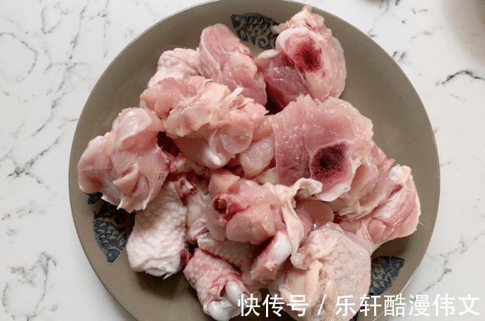 鲜嫩|板栗和鸡肉的完美结合，鲜嫩的板栗烧鸡，做法简单又下饭