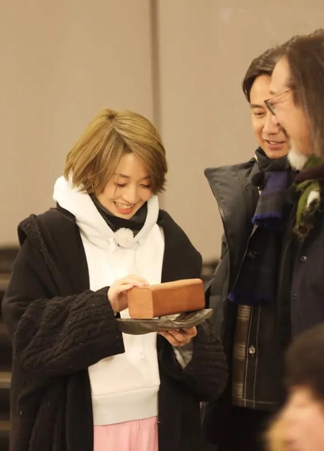 马伊琍真是一股清流，大衣都起球成这样了还穿，配新发型还挺时髦