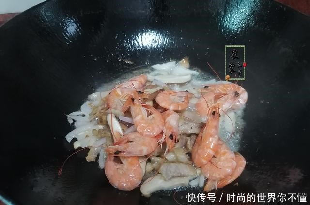 中午到老妈那蹭饭，大碗面一上桌，网友沸腾确定了，绝对是亲妈！