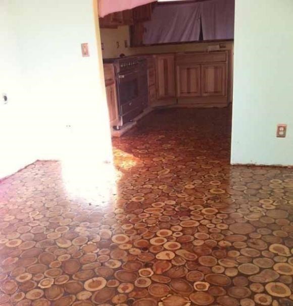 step|没钱铺地板,她把木头锯成一段段铺地上,完工后邻居忍不住称赞