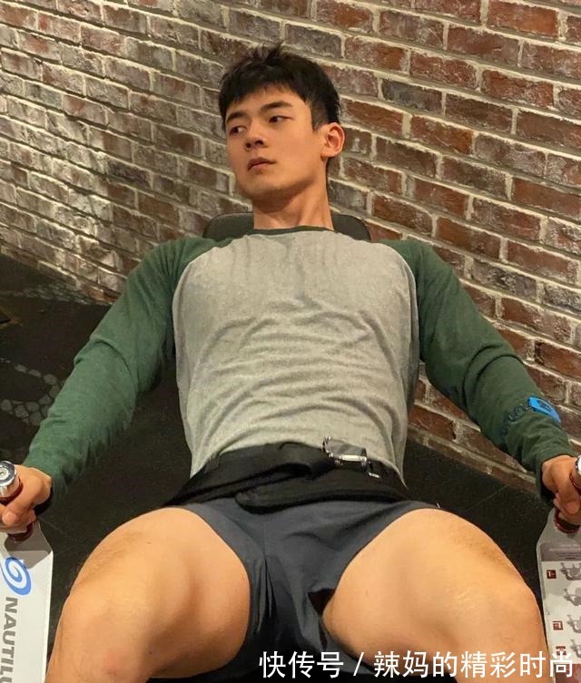 马秀|健身房抓拍的运动帅哥，大长腿有点粗壮哦！