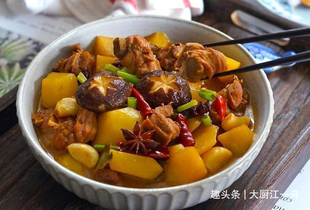 聪明人炖鸡肉从不焯水,学会这样做,汤汁浓郁又下饭,太解馋啦