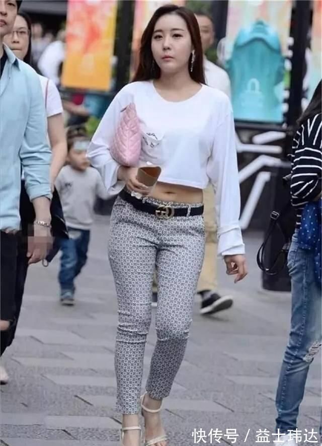 街拍|街拍美女小姐姐的清爽穿搭,展现出了灵动迷人的典雅气质