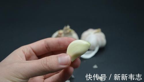 今天才知道,大蒜身上有机关,轻轻一碰蒜皮自动脱落,真的涨知识了