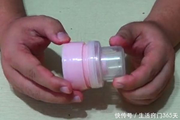 洗衣液用完瓶盖不要扔！简单改造一下放在家里，省钱又实用！
