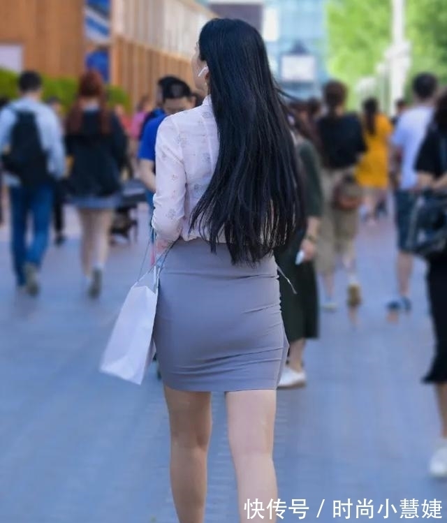 高跟鞋 白色印花衬衣,搭配灰色时尚又别致的裙子,尽显出魅力十足气质美