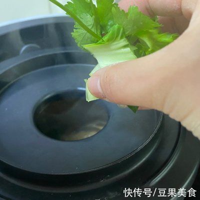  冰箱里|只要掌握好比例，番茄剪刀面就能一次成功