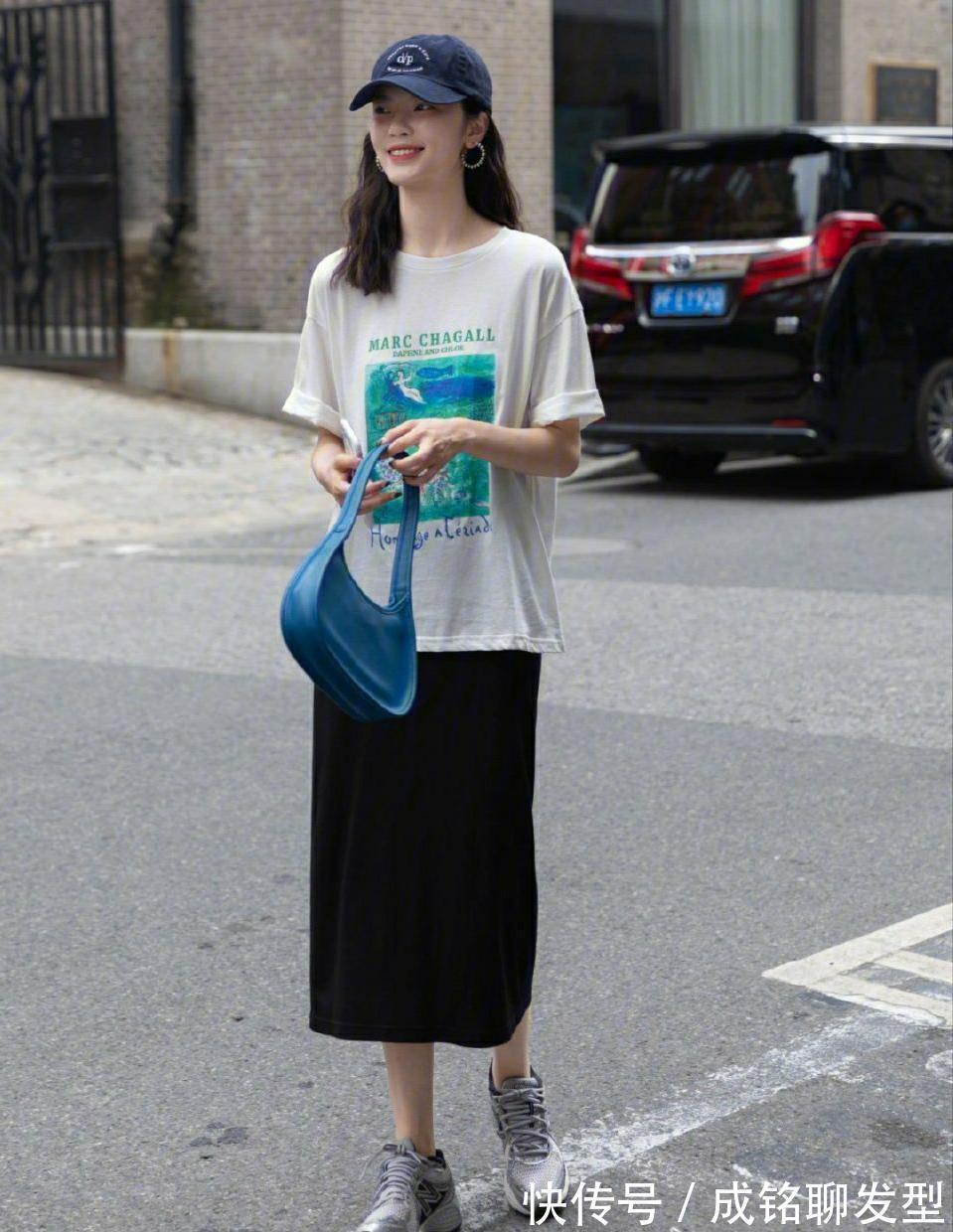 t恤|简约又显嫩的长款T恤穿搭,清爽随意不失时尚,今夏流行这样穿