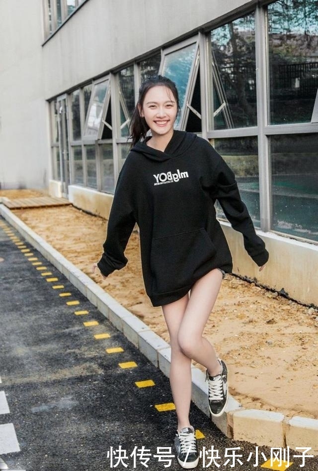 时尚搭配,腰部系一条玫红色的细腰带,凸显小蛮腰