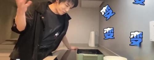 华晨宇|走进华晨宇现实中的家,空空荡荡的客厅,就放个柜子和电视而已