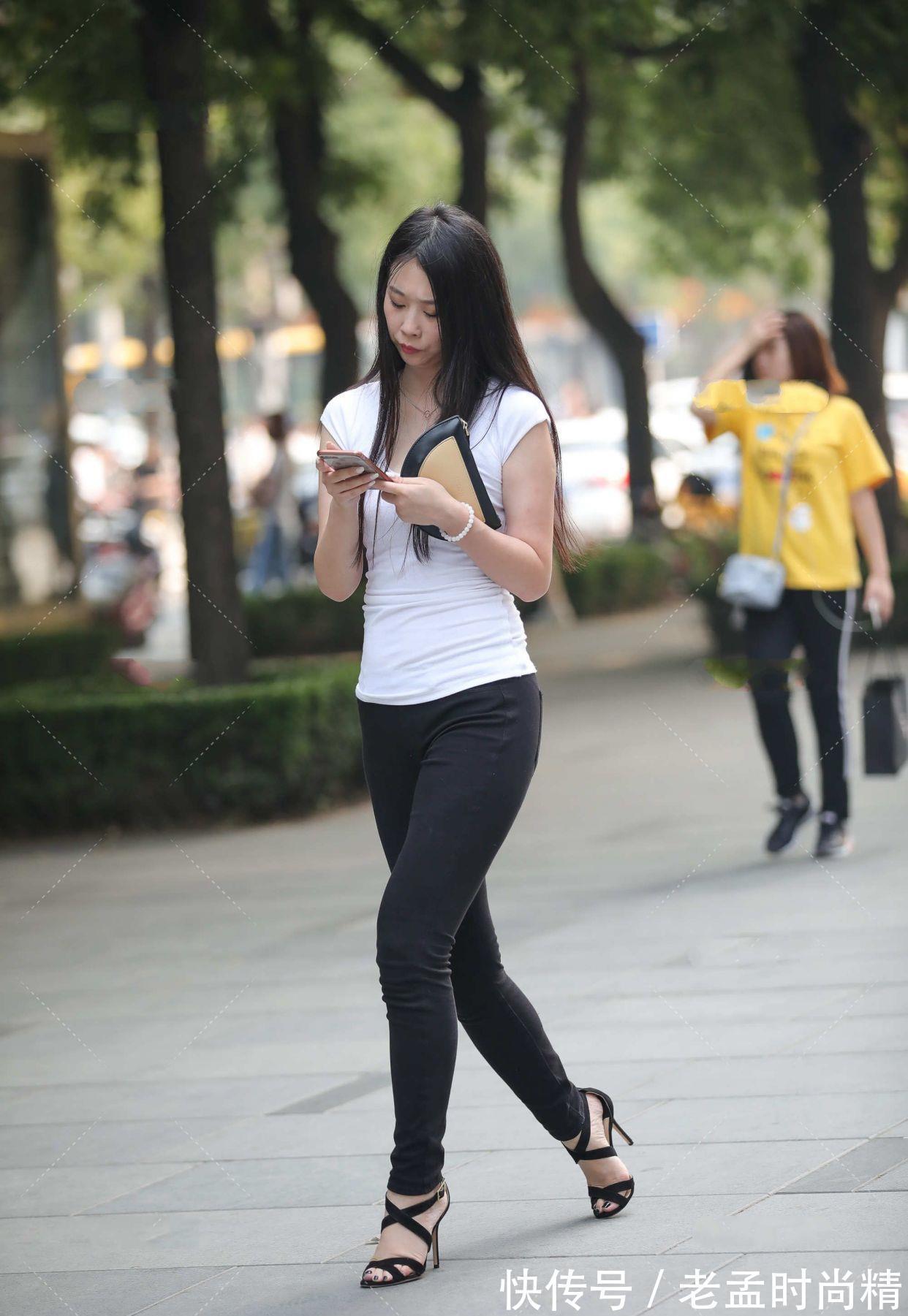 包包 白色上衣,搭配黑色牛仔裤,还原极简的黑白经典搭配