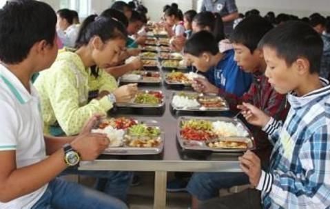 父母|弟弟玩具被抢，向妈妈举报哥哥秘密基地，爸爸：请给孩子完整童年