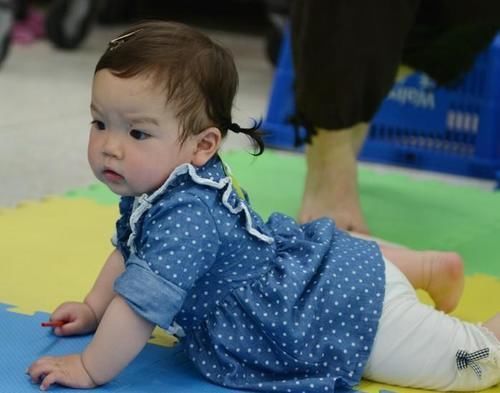 训练|宝宝爬行训练比学走路更关键,出现这些信号,爬行就要提上日程了