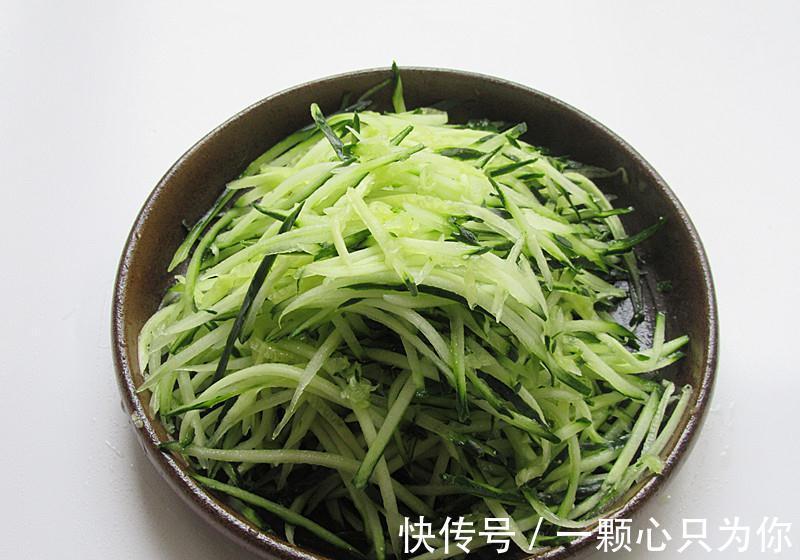 朴实无华的一道凉菜！凉拌面皮！这个味才够爽