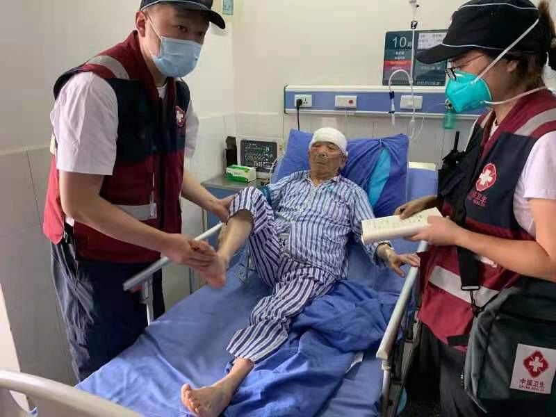 封面新闻|中医组团进帐篷 泸县安置群众免费“看专家”