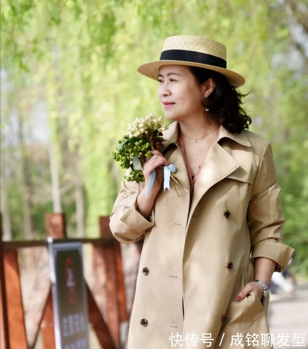 小马甲|五十多岁的女人穿衣别太花,记好三个穿衣技巧,没有高颜值也优雅