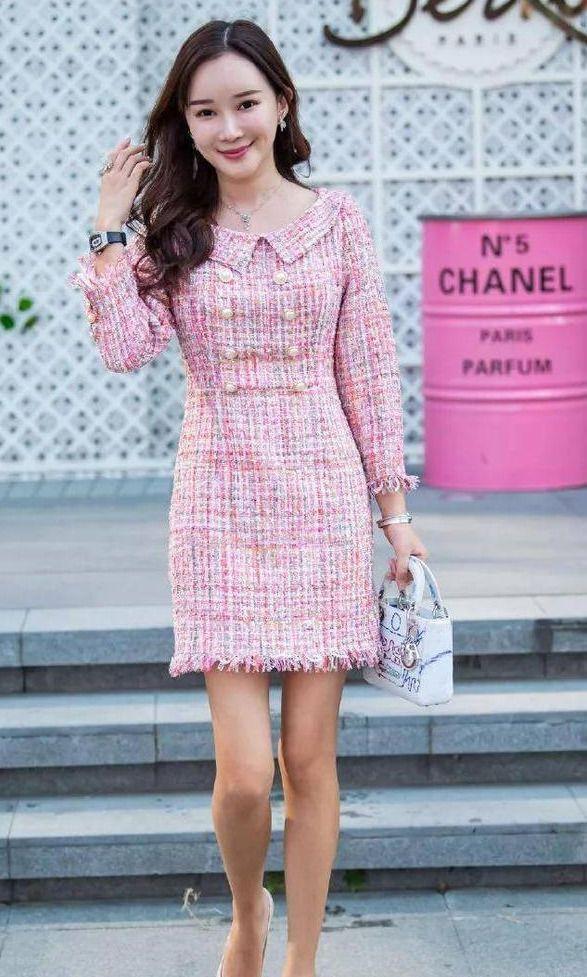 连衣裙|街拍美女:小姐姐身上穿的黑色的连衣裙,精致小巧,亮眼出街