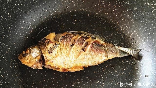 炖鱼汤时,不论哪种鱼,多加这一步,汤色浓白鲜香,营养又好喝