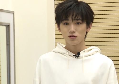 宋亚轩穿便装录节目，却意外露出衣服下一行小字，摄像师吓得手都发抖