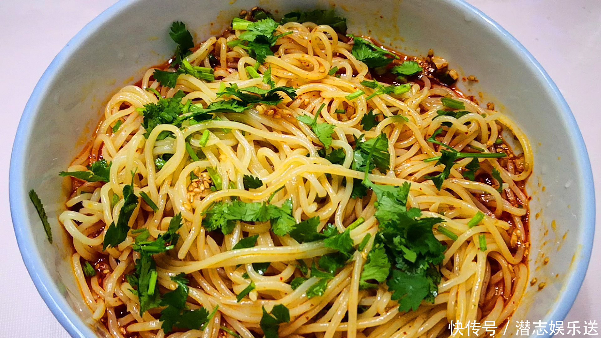 煮面条时,最忌水开下锅,面馆老板牢记3点,面条爽滑又筋道