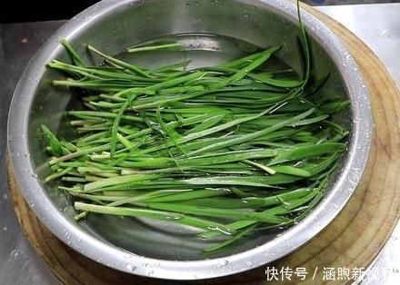 翠绿|正宗的韭菜炒鸡蛋做法,鸡蛋滑嫩,韭菜翠绿不出水,越吃越香