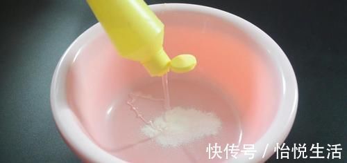 毛巾脏别再洗衣液洗, 洗的时候加一点它, 洗完毛巾就跟新的一样干净