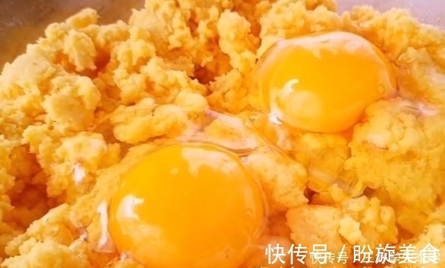 秘制|玉米面全身是宝,教你秘制新吃法,开水一烫筷子一压,比馅饼好吃