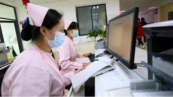 宝妈|爸爸给儿子取名“宇凡”,护士手误多添一笔,妈妈却大喜:不改了