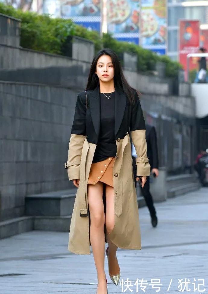 美女搭配一双裸粉色的高跟鞋，整体浅色系的色调非常柔和