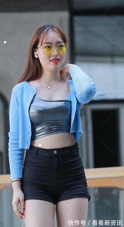 美女 柳腰细腿的打底裤美女,大方得体的搭配风格也耐看,清凉舒适!