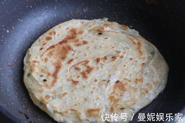 面团|大厨技巧教你做葱油饼，不用烫面照样外酥里软，很省事