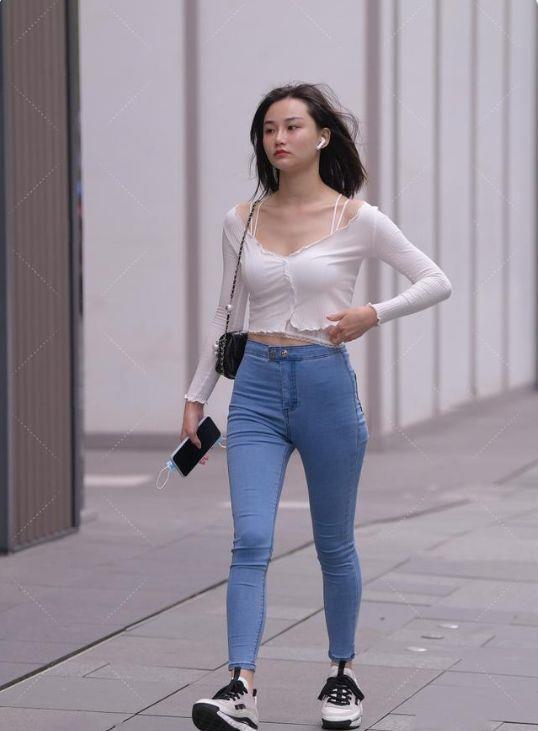 运动|纯系搭配也很美,粉色裙子很清纯漂亮