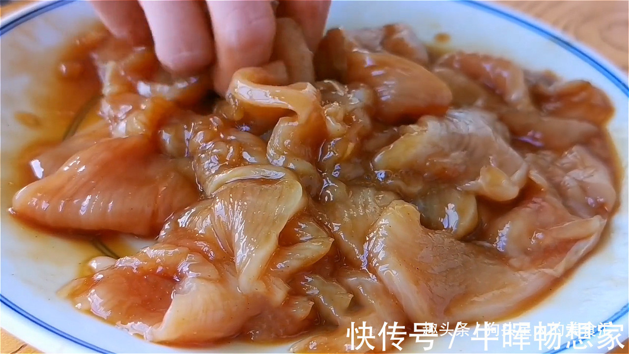 鲜嫩|以后鸡胸肉就这样吃，孩子最喜欢，不炒不炸，酸爽开胃，鲜嫩营养