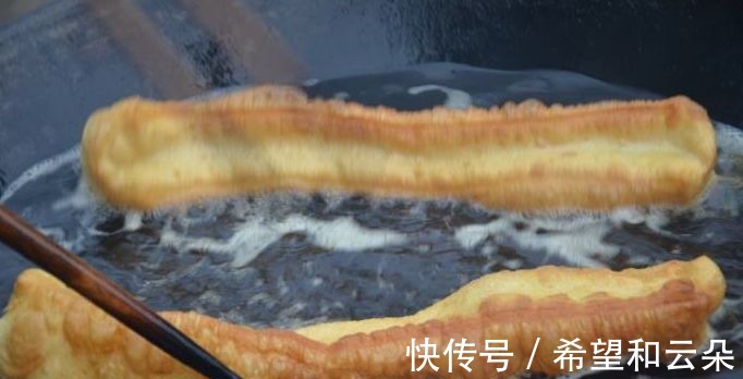 炸油条，发面不只加酵母，教你小方法油条酥脆，又香又膨又好吃！
