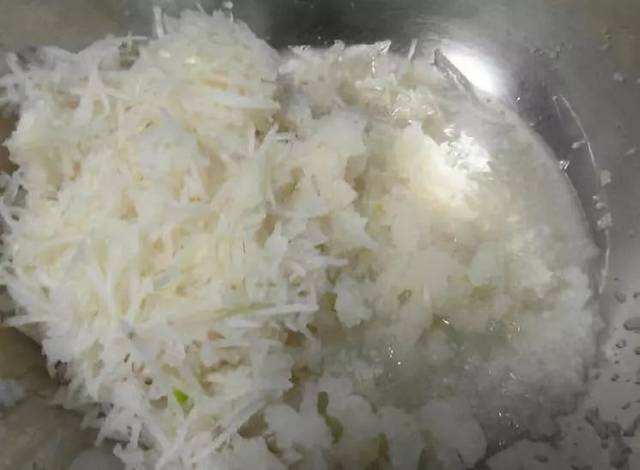 炸萝卜丸子,别再加淀粉,加上这2样就够了,丸子蓬松酥脆,好吃