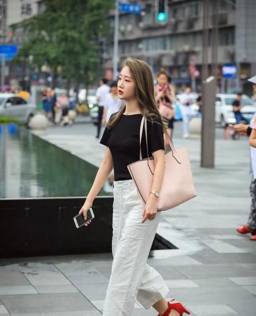 街拍|街拍:图二穿黑色打底裤,精致勾勒出完美臀部曲线,时尚又性感!