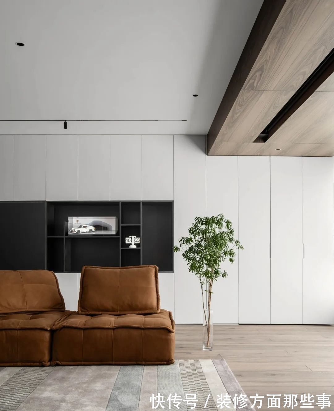 现代|三室两厅现代简约风格，木色与白色相搭配营造美感