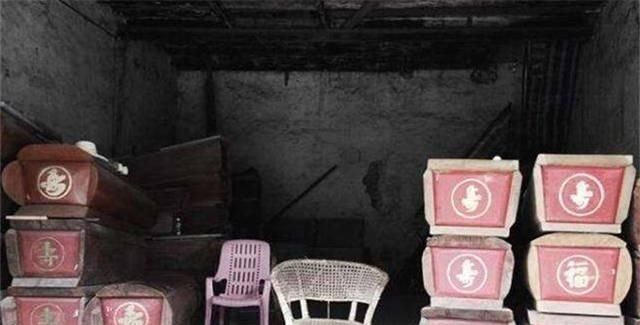 佛印和尚$棺材店的一副千古绝对,上联“人无千岁寿”,下联更是拍案叫绝