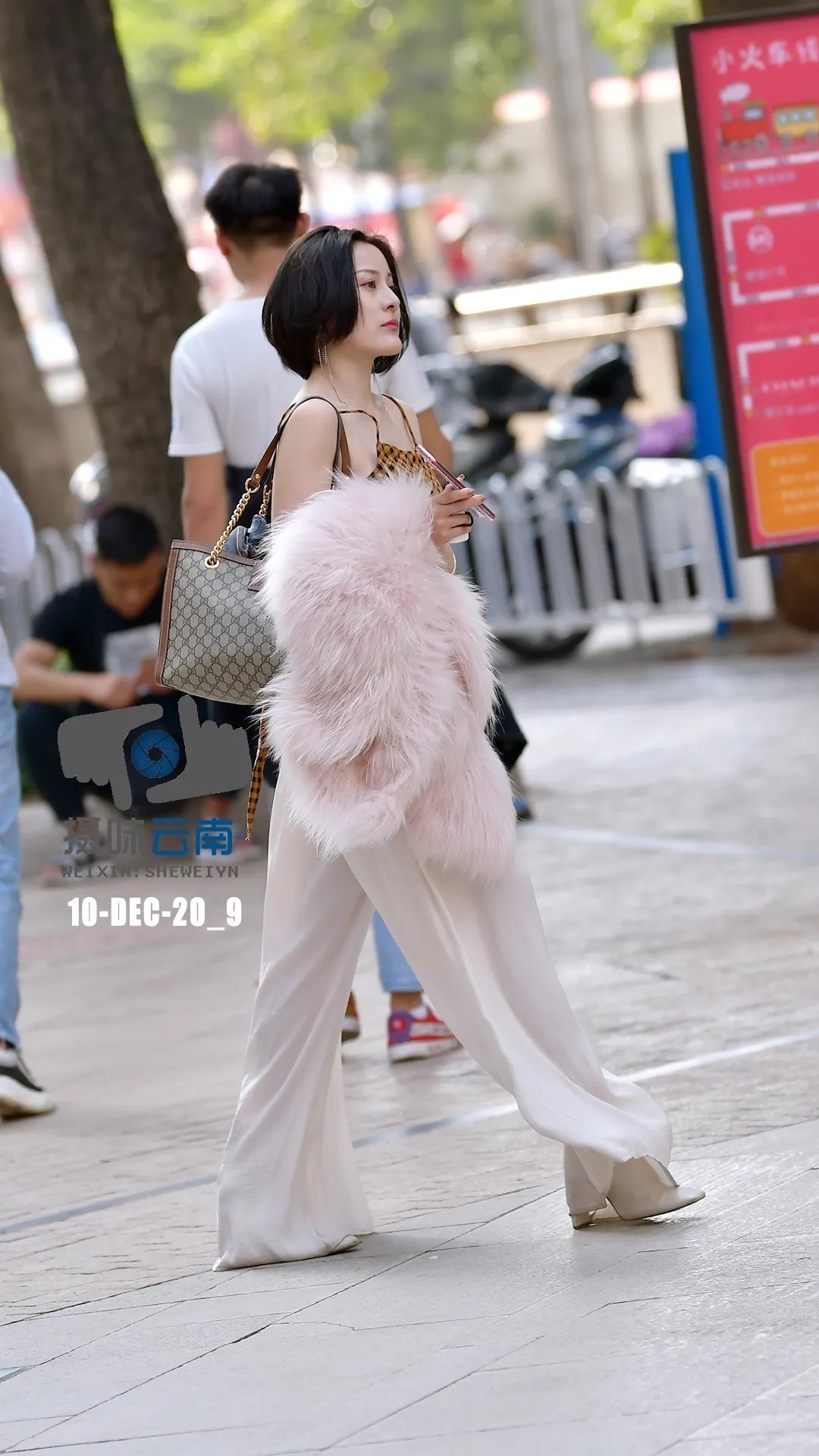 露背|街拍:美人心计之露背装,与阔腿裤阔步前行