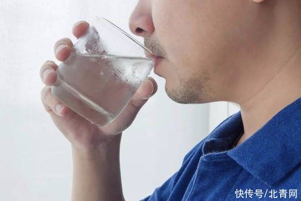 医生|怎么喝水才不伤肾，听听医生怎么说