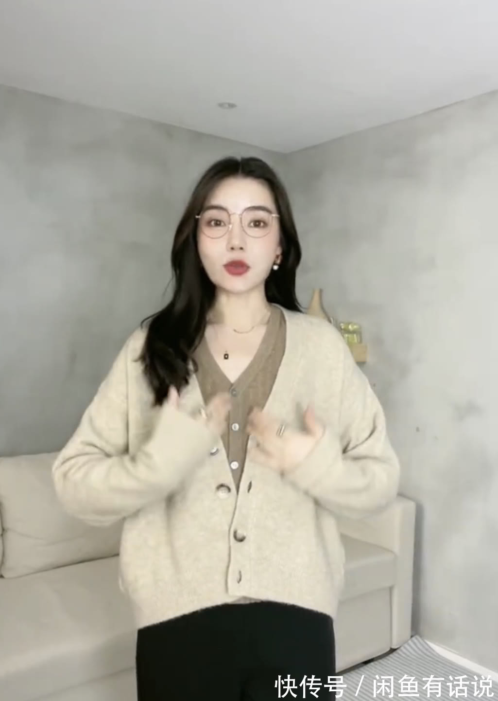 效果|30岁博主亲身示范,同件针织开衫搭出2种效果,阿姨和姐姐的区别