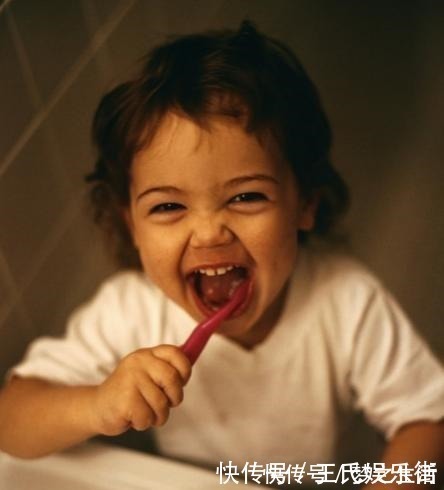 散散步|孩子被嘲笑“嘴太臭”,被同学孤立,医生取出小颗粒,宝妈都嫌臭