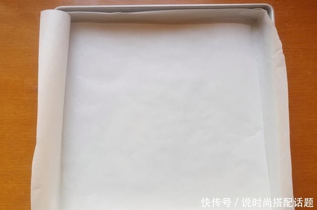 一款不用抹面的奶油蛋糕，非常适合新手学做，颜值和味道不输买的