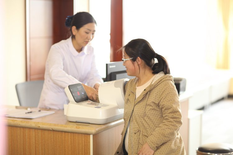 医生|怀孕8个月忽然来例假?及时就医后医生表态,“来得正好不用怕”