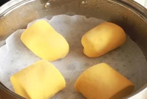 家里有玉米面一定要学做它,不用烤箱,咬一口直掉渣,太香了