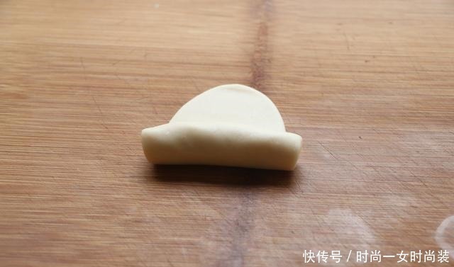 外面一个要8块钱,自己在家做好吃无添加,咬一口酥得掉渣,太香